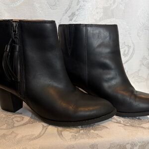 Vionic Black Leather Ankle Booties